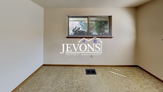 Building Photo - Spacious single-family home with a large f...