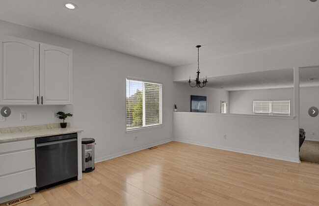 Building Photo - Long Realty & Property Management - Well Maintained 4 Bedroom Home in East Aurora