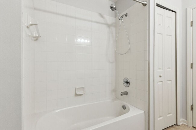 Building Photo - 2 BEDROOM VICTORIA PARK TOWNHOUSE AVAILABL...