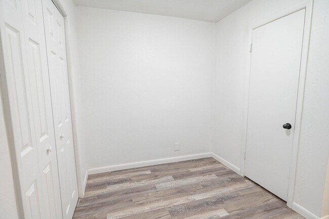 Building Photo - 1118 Louise Dr