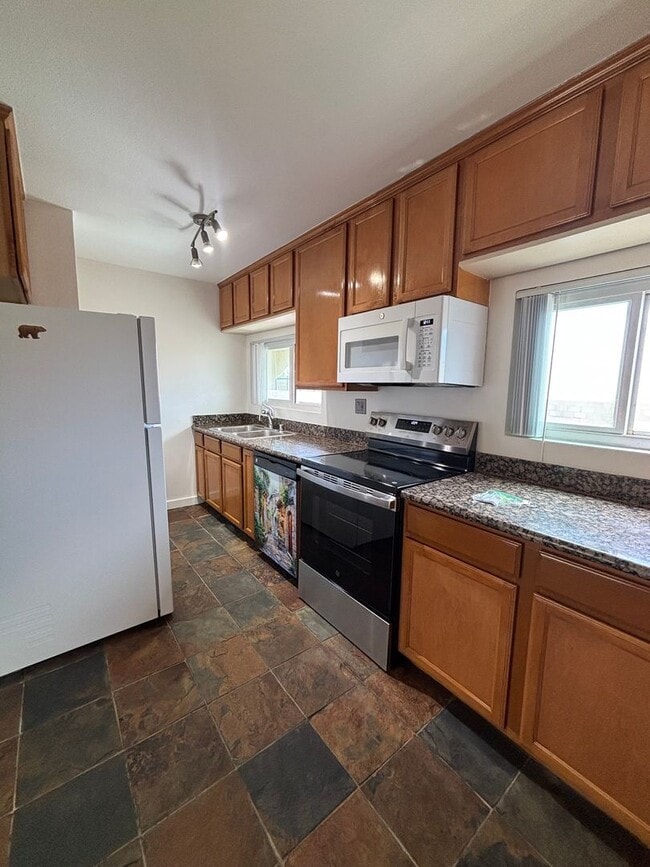 Building Photo - Spacious 2 Bedroom, 1.5 Bath Two-Story Townhome in Clairemont