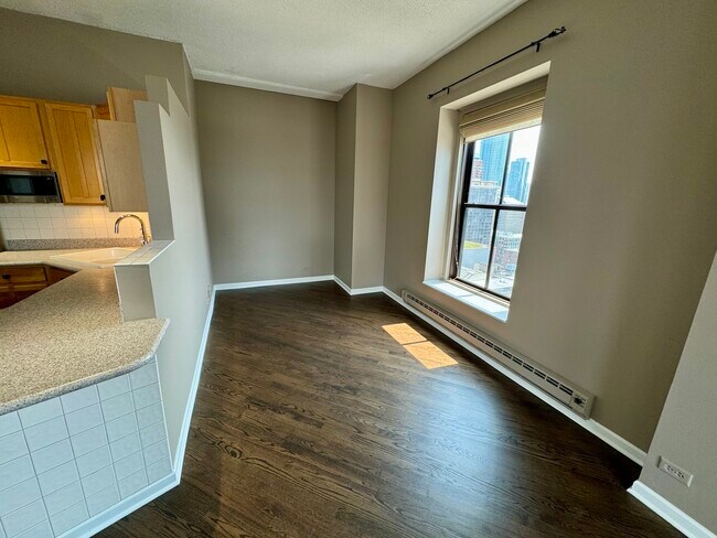 Building Photo - 600 S Dearborn St