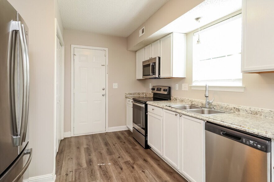 Building Photo - 916 Clover Gap Dr