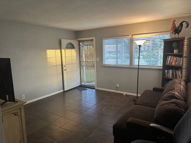 Building Photo - 1592 W Persimmon St