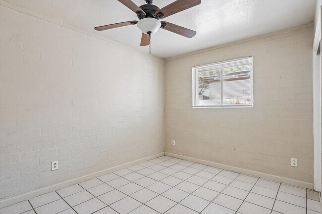 Building Photo - 2133 W Adams St