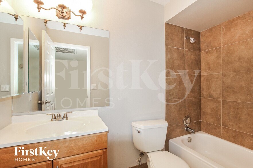 Building Photo - 5031 W Windrose Dr