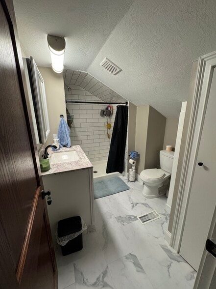 Upstairs bathroom - 17640 Larchwood Ave