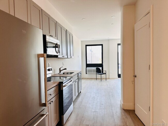 Building Photo - 362 W Merrick Rd