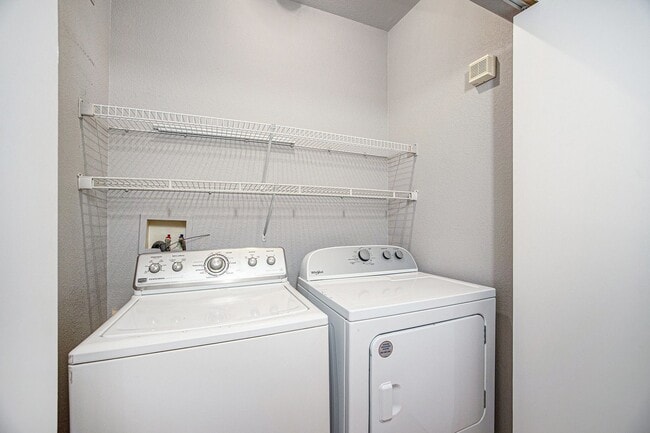 Building Photo - Light and Bright Condo in East Denver
