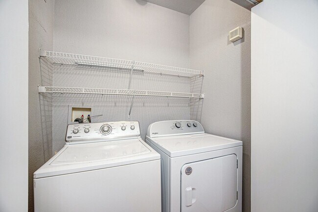 Building Photo - Light and Bright Condo in East Denver