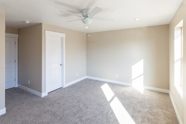 Building Photo - 251 N 200 W