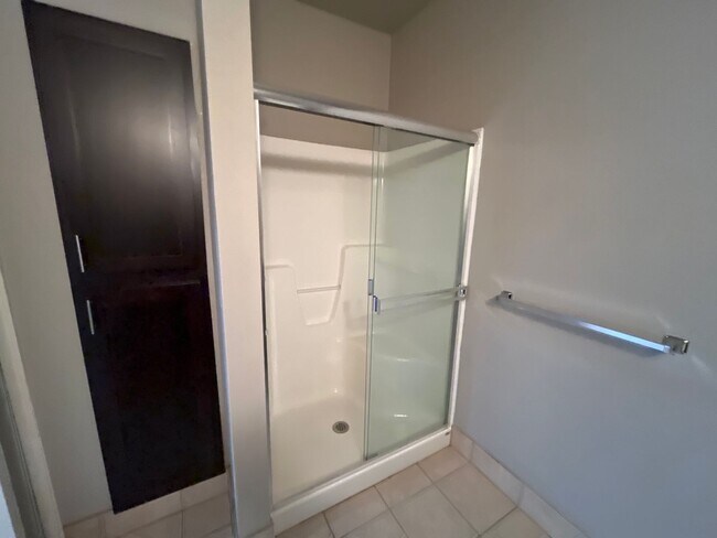 Building Photo - 2 BEDROOM 2 BATH GREAT LOCATION