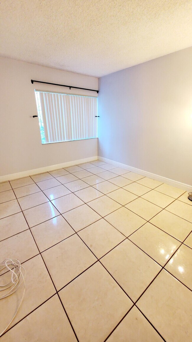 Building Photo - 721 N Pine Island Rd