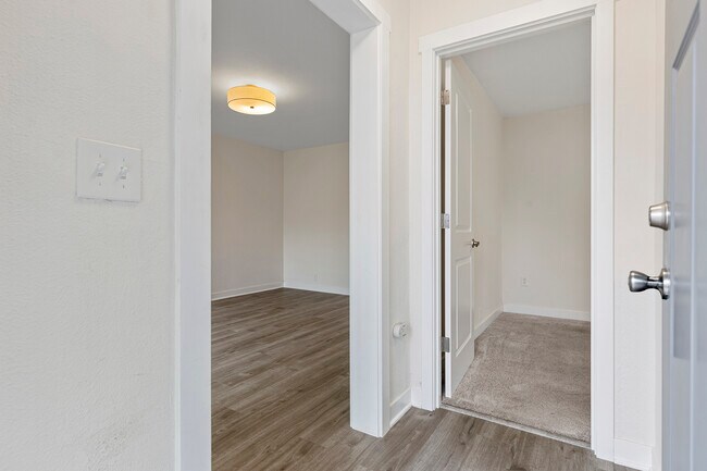 Building Photo - 6629 S Pine St