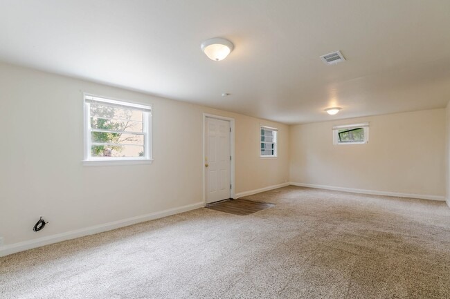 Building Photo - *SPECIAL: $500 off first month | $1111 - 1...