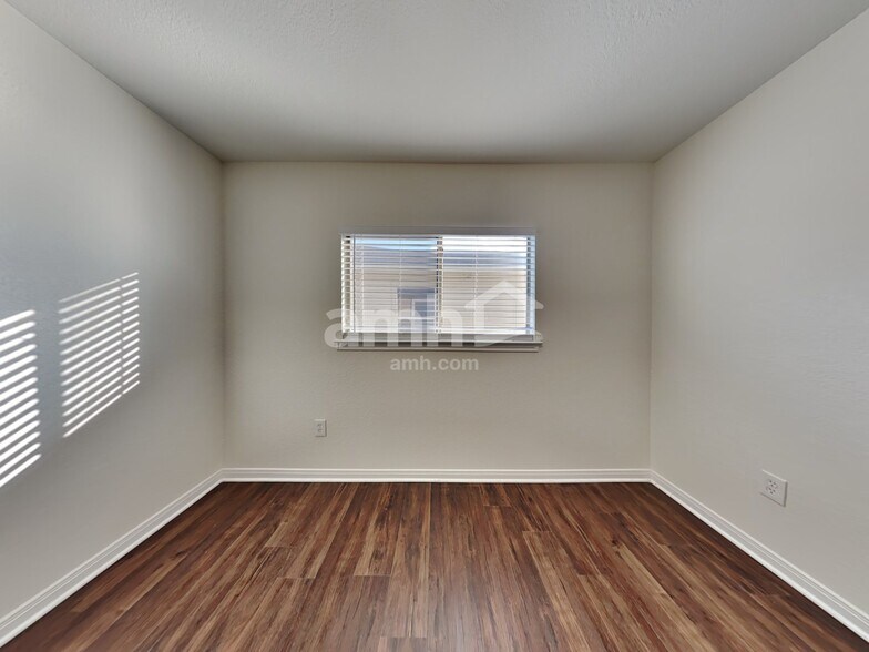 Building Photo - 1310 Laurel Lake
