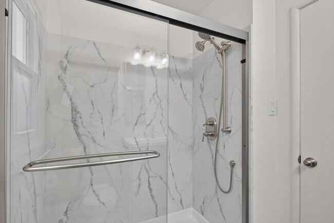Building Photo - 2,900 /Month Beautiful 2 Bed, 1 Bath Single Story, with Garage Centrally Located in Petaluma!