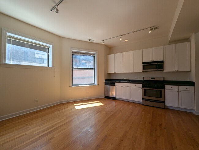 Building Photo - 4715 N Sheridan Rd