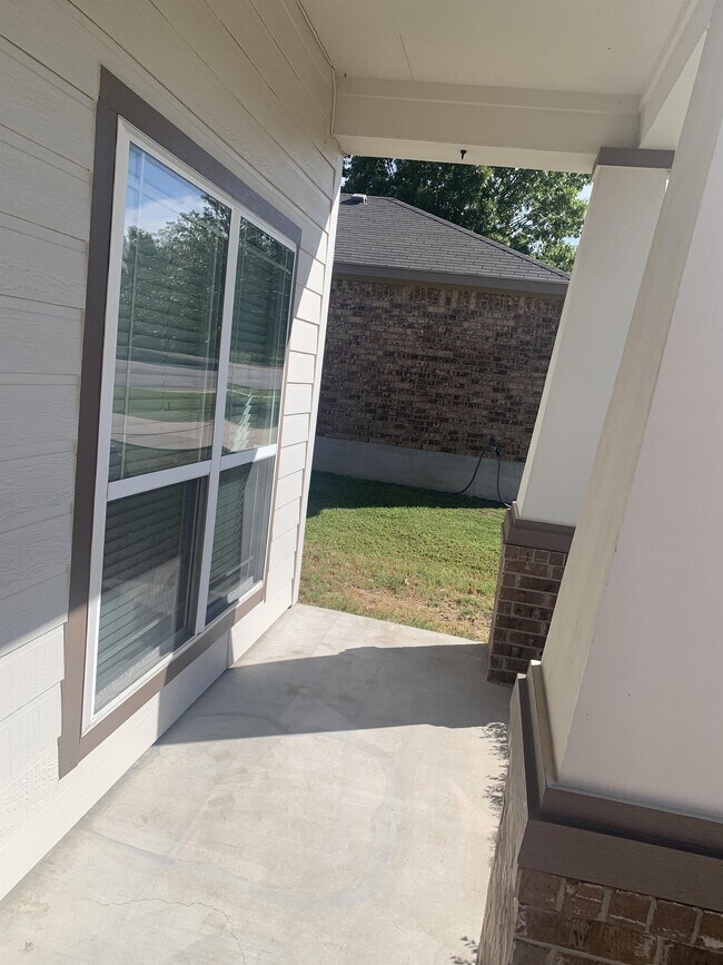 Building Photo - 5827 Alexandria Dr