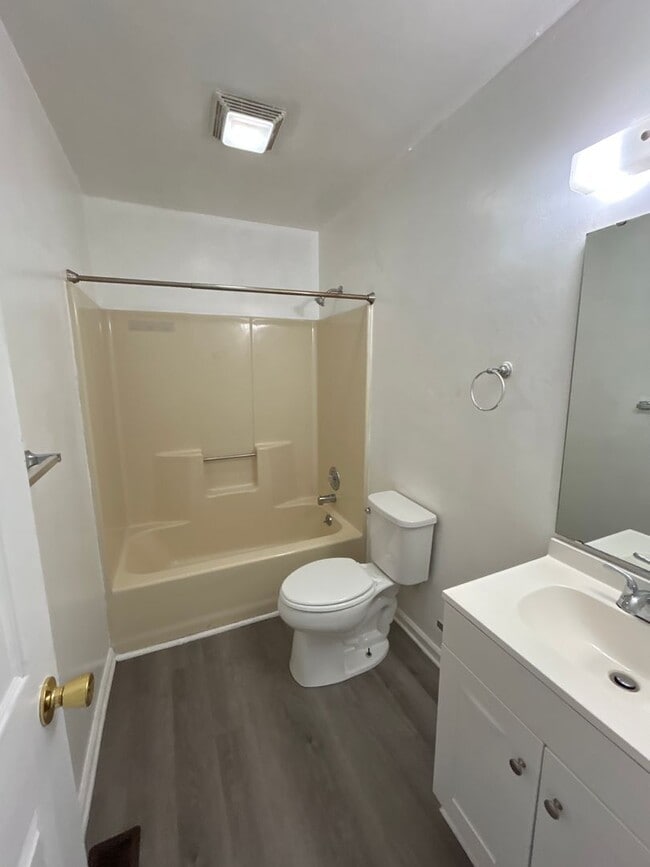 Building Photo - North West 2 bed 1 bath