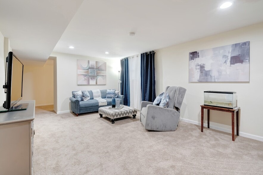 Family Room - 900 E Tantallon Dr