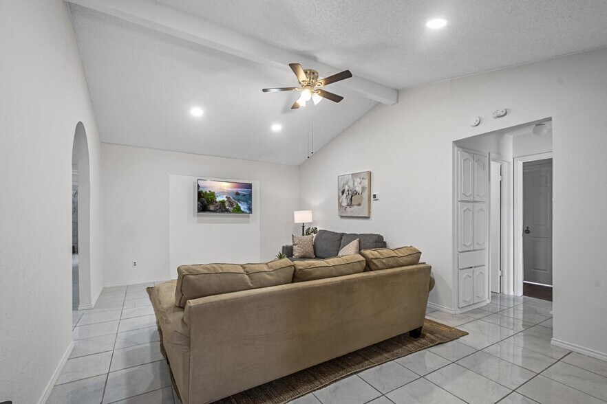 Primary Photo - 1009 High Point Rd