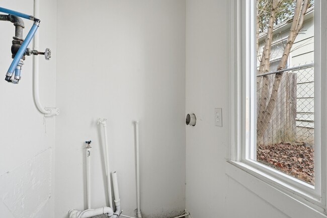 Building Photo - 1307 E Thurston Ave