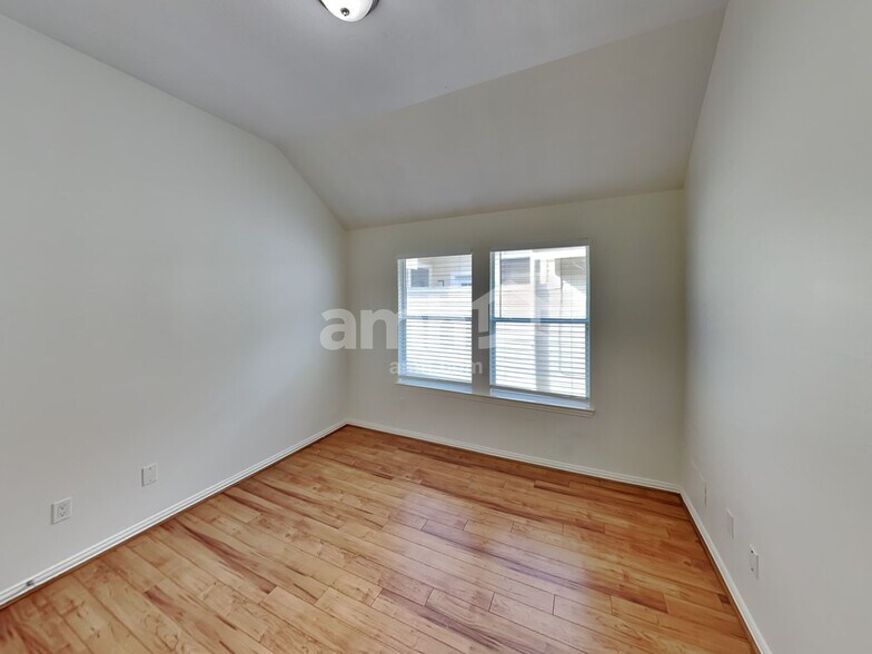 Building Photo - 30919 Blue Ridge Park Ln