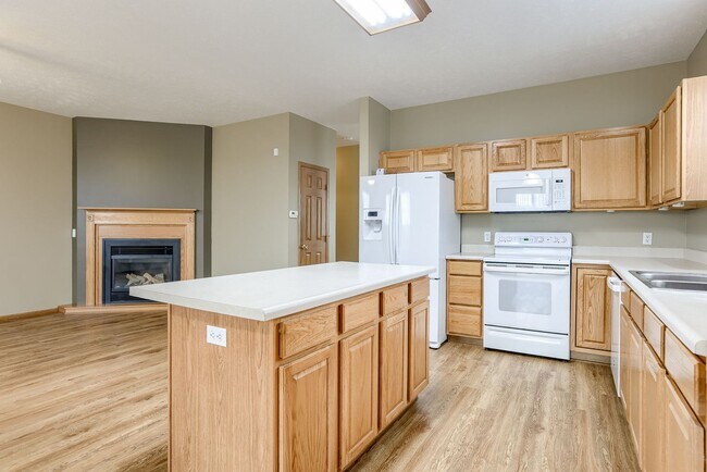 Building Photo - Spacious 4 Bedroom In Gretna!!