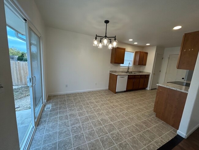 Building Photo - 870 W Blakeland Dr
