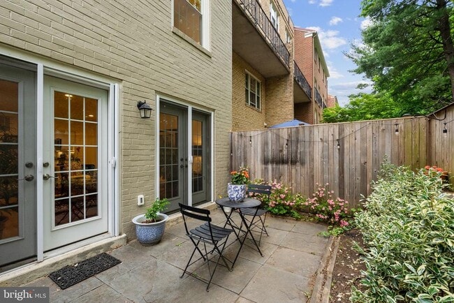 Building Photo - 3209 Sutton Pl NW