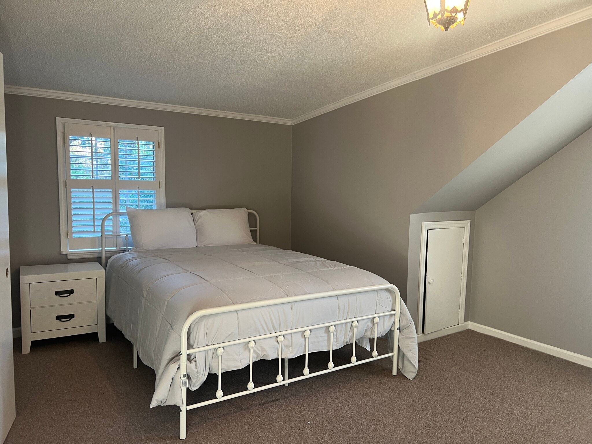 Bedroom five upstairs one queen bed queen bedrooms on the upper level - 902 Penn Waller Rd