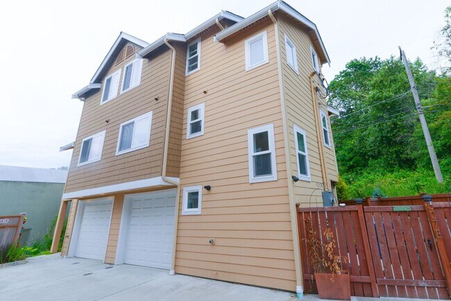 Primary Photo - 5078 Delridge Way SW