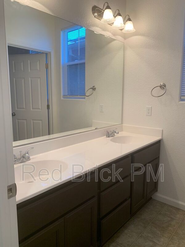 Building Photo - 821 Tivoli Dr