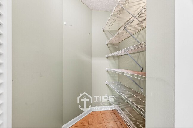 Building Photo - Modern Living in the Heart of West Ashley