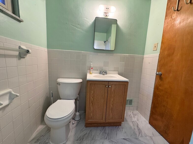 Building Photo - 213 Frankfort Ave