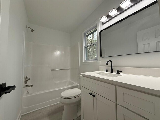 Building Photo - 3663 Heatherwood Dr NE