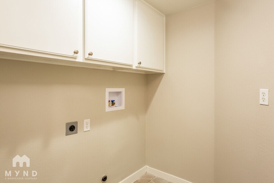 Building Photo - 423 Regal Robin Way
