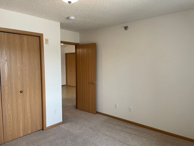 Building Photo - 2 Bedroom 2 Bath - South Fargo - July 1st