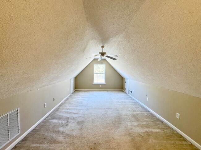 Building Photo - The perfect 3 bed, 2 bath home located in ...