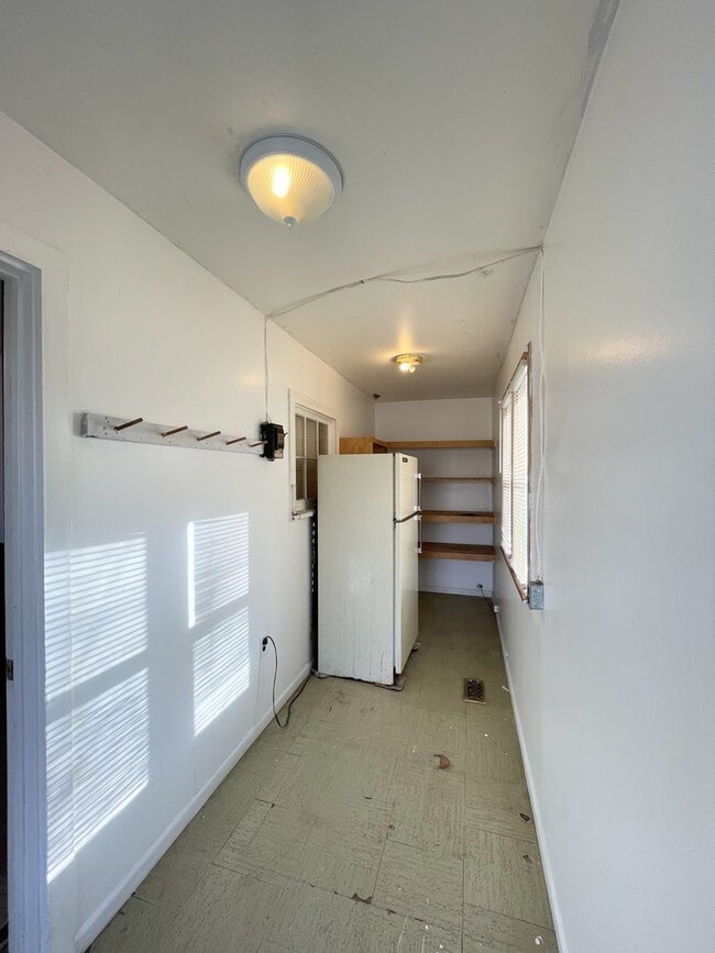 Building Photo - 2 Bed 1 Bath with 2-Car Detached Garage