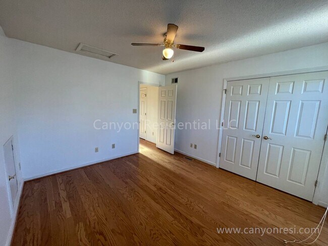 Building Photo - Beautiful 3b2b, ready to move in!