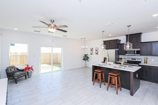 Building Photo - 9903 Bijan Dr