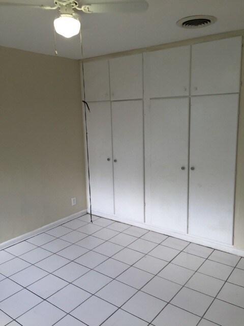 Building Photo - 3-2 House with Central air and carport !