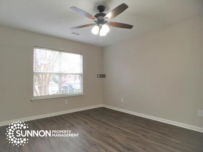 Building Photo - Beautiful End Unit Townhome in Mallard Creek!