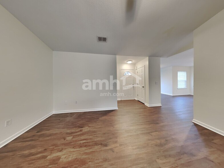 Building Photo - 200 Kingscreek Dr