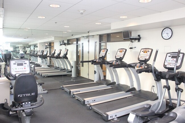 Building Photo - Spacious 2B/2BA Acqua Vista Condo w/ A/C & Washer/Dryer!