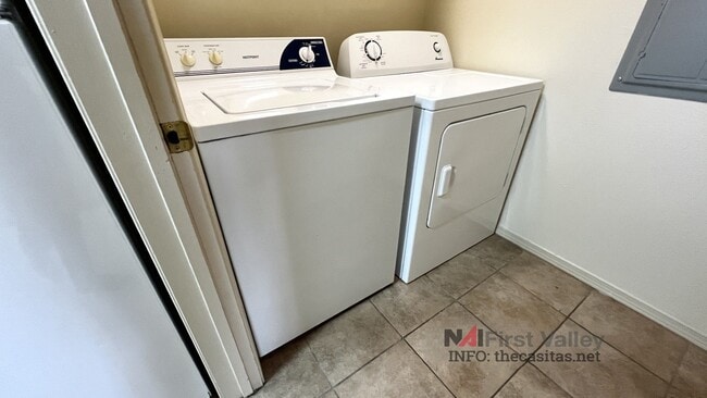 Building Photo - 3 Bedrooms, 2 Baths
