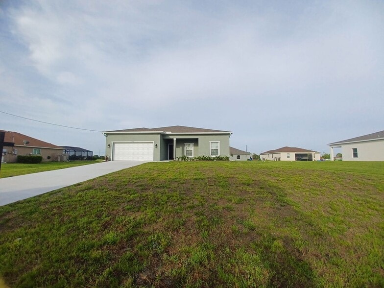 Building Photo - 4/2 Single Family Home