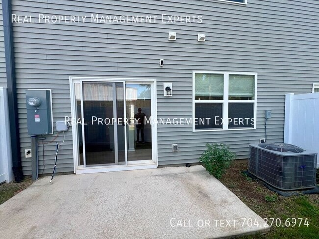 Building Photo - 3115 Hutton Gdns Ln